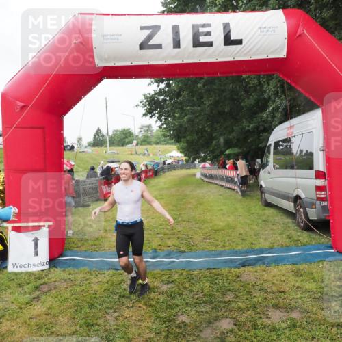 21.06.2025 - 27. Vierlanden-Triathlon MichiJ http://msf.ph/oto/8047389 15.06.2026 14:12:40 Ziel 19, 1279 meine-sportfotos.de