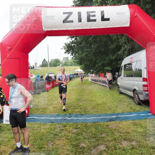 21.06.2025 - 27. Vierlanden-Triathlon MichiJ http://msf.ph/oto/8047398 15.06.2026 14:12:54 Ziel 1234 meine-sportfotos.de