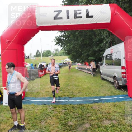 21.06.2025 - 27. Vierlanden-Triathlon MichiJ http://msf.ph/oto/8047405 15.06.2026 14:12:55 Ziel 1234 meine-sportfotos.de