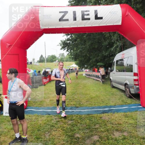 21.06.2025 - 27. Vierlanden-Triathlon MichiJ http://msf.ph/oto/8047407 15.06.2026 14:12:55 Ziel 1234 meine-sportfotos.de