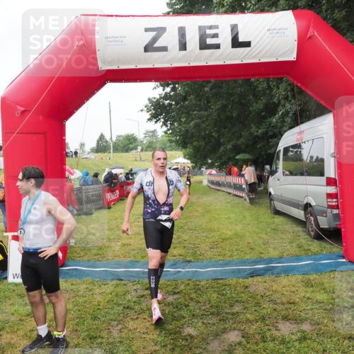 21.06.2025 - 27. Vierlanden-Triathlon MichiJ http://msf.ph/oto/8047414 15.06.2026 14:12:56 Ziel 1195, 1234 meine-sportfotos.de
