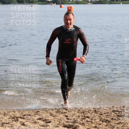 15.06.2025 - 27. Vierlanden-Triathlon Lena Gebhardt http://msf.ph/oto/8047415 15.06.2025 08:48:02 Schwimmen 16, 34, 167, 193 meine-sportfotos.de