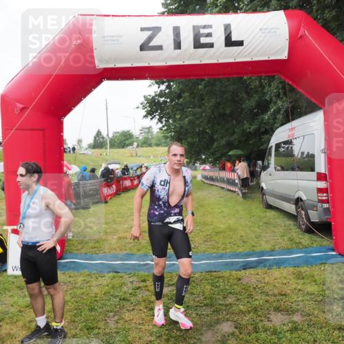 21.06.2025 - 27. Vierlanden-Triathlon MichiJ http://msf.ph/oto/8047418 15.06.2026 14:12:56 Ziel 1195, 1234 meine-sportfotos.de