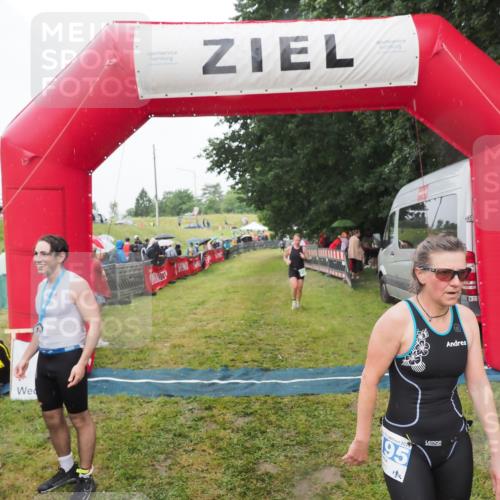 21.06.2025 - 27. Vierlanden-Triathlon MichiJ http://msf.ph/oto/8047427 15.06.2026 14:13:03 Ziel 918, 1195 meine-sportfotos.de
