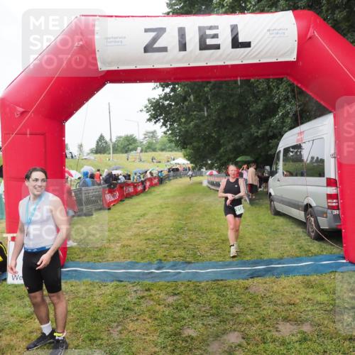 21.06.2025 - 27. Vierlanden-Triathlon MichiJ http://msf.ph/oto/8047440 15.06.2026 14:13:04 Ziel 918, 1195 meine-sportfotos.de