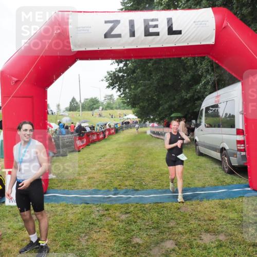21.06.2025 - 27. Vierlanden-Triathlon MichiJ http://msf.ph/oto/8047442 15.06.2026 14:13:05 Ziel 918, 1195 meine-sportfotos.de