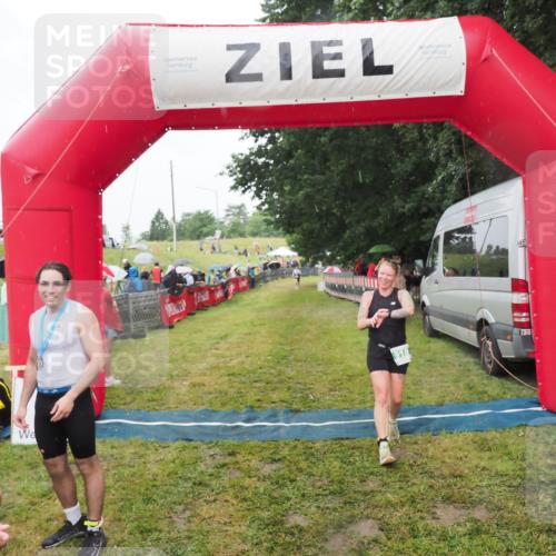 21.06.2025 - 27. Vierlanden-Triathlon MichiJ http://msf.ph/oto/8047446 15.06.2026 14:13:05 Ziel 918, 1195 meine-sportfotos.de