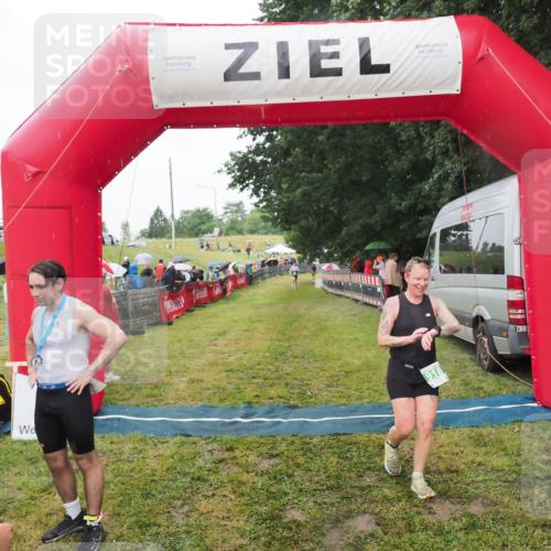 21.06.2025 - 27. Vierlanden-Triathlon MichiJ http://msf.ph/oto/8047453 15.06.2026 14:13:05 Ziel 918, 1195 meine-sportfotos.de