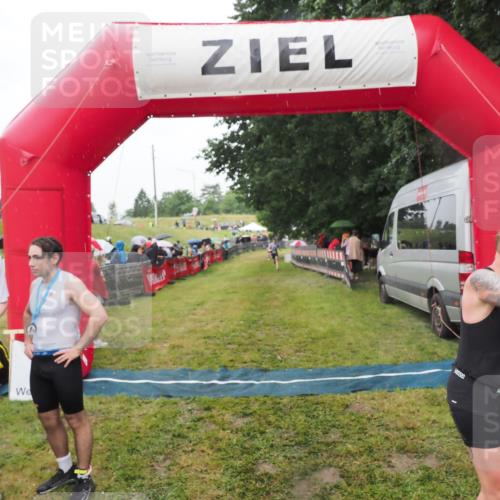 21.06.2025 - 27. Vierlanden-Triathlon MichiJ http://msf.ph/oto/8047456 15.06.2026 14:13:07 Ziel 918, 1185, 1195 meine-sportfotos.de