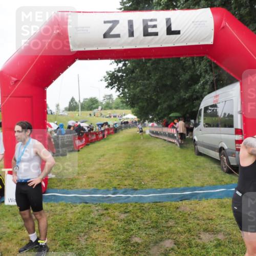 21.06.2025 - 27. Vierlanden-Triathlon MichiJ http://msf.ph/oto/8047458 15.06.2026 14:13:07 Ziel 918, 1185, 1195 meine-sportfotos.de