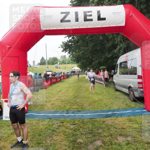 21.06.2025 - 27. Vierlanden-Triathlon MichiJ http://msf.ph/oto/8047460 15.06.2026 14:13:10 Ziel 918, 1185 meine-sportfotos.de