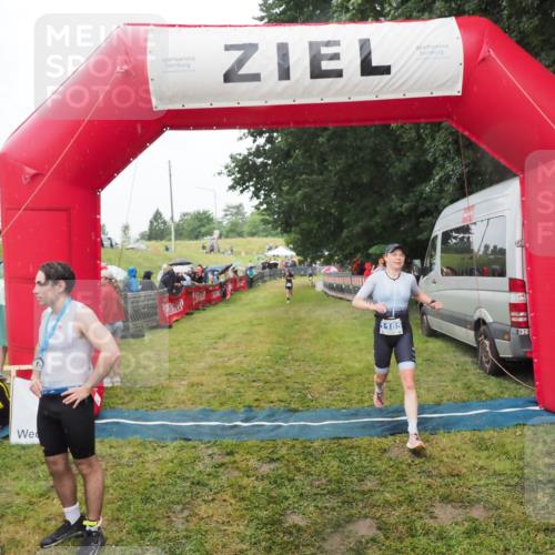 21.06.2025 - 27. Vierlanden-Triathlon MichiJ http://msf.ph/oto/8047469 15.06.2026 14:13:11 Ziel 918, 1185 meine-sportfotos.de