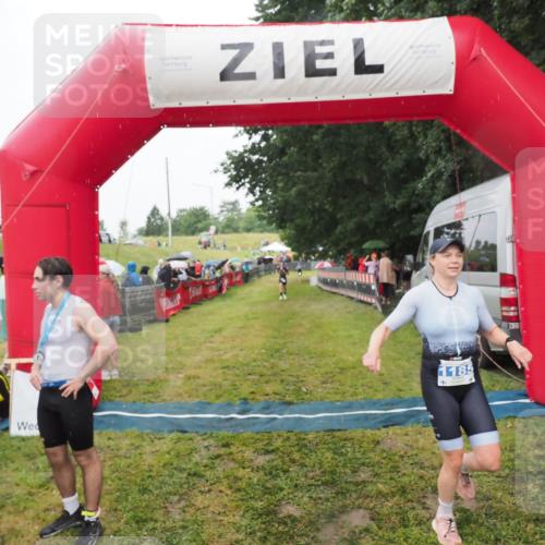 21.06.2025 - 27. Vierlanden-Triathlon MichiJ http://msf.ph/oto/8047475 15.06.2026 14:13:12 Ziel 1185 meine-sportfotos.de