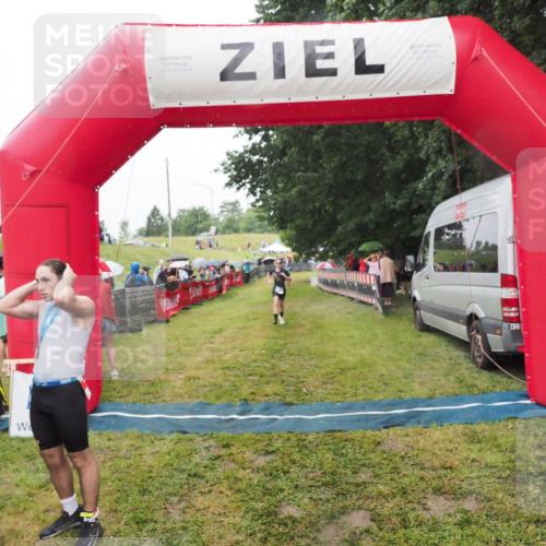21.06.2025 - 27. Vierlanden-Triathlon MichiJ http://msf.ph/oto/8047490 15.06.2026 14:13:14 Ziel 1171, 1185 meine-sportfotos.de