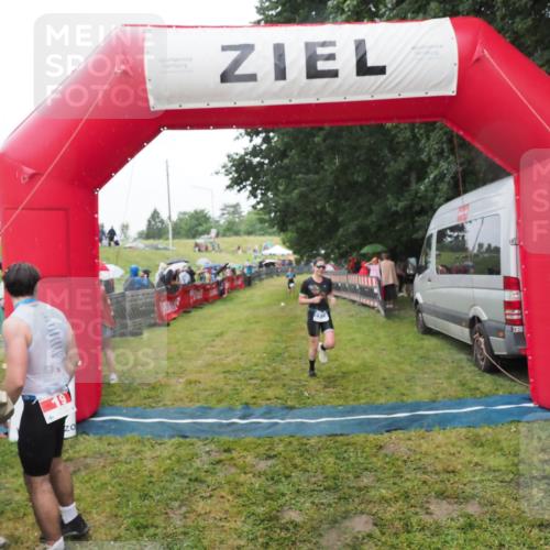 21.06.2025 - 27. Vierlanden-Triathlon MichiJ http://msf.ph/oto/8047492 15.06.2026 14:13:16 Ziel 1171, 1185 meine-sportfotos.de