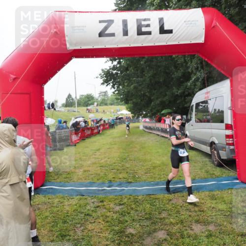 21.06.2025 - 27. Vierlanden-Triathlon MichiJ http://msf.ph/oto/8047500 15.06.2026 14:13:17 Ziel 1171, 1185 meine-sportfotos.de