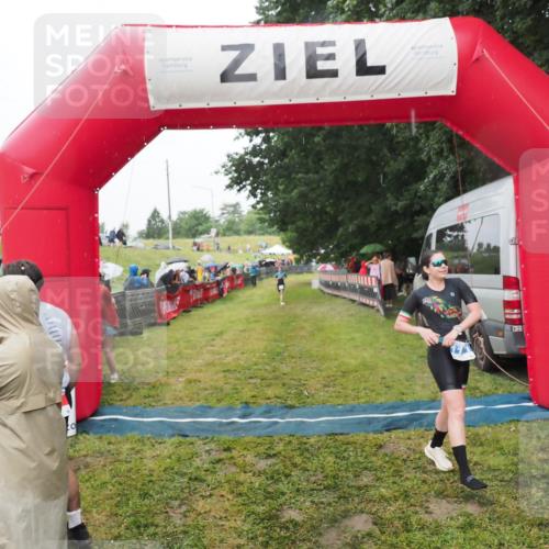 21.06.2025 - 27. Vierlanden-Triathlon MichiJ http://msf.ph/oto/8047504 15.06.2026 14:13:17 Ziel 1171, 1185 meine-sportfotos.de