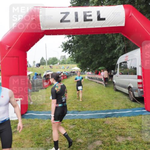 21.06.2025 - 27. Vierlanden-Triathlon MichiJ http://msf.ph/oto/8047520 15.06.2026 14:13:22 Ziel 1171, 1227 meine-sportfotos.de