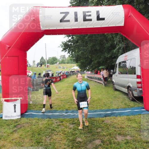 21.06.2025 - 27. Vierlanden-Triathlon MichiJ http://msf.ph/oto/8047547 15.06.2026 14:13:25 Ziel 1227 meine-sportfotos.de