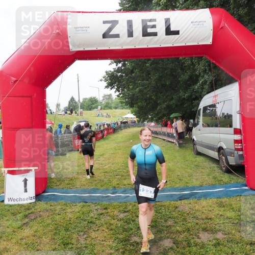 21.06.2025 - 27. Vierlanden-Triathlon MichiJ http://msf.ph/oto/8047551 15.06.2026 14:13:25 Ziel 1227 meine-sportfotos.de