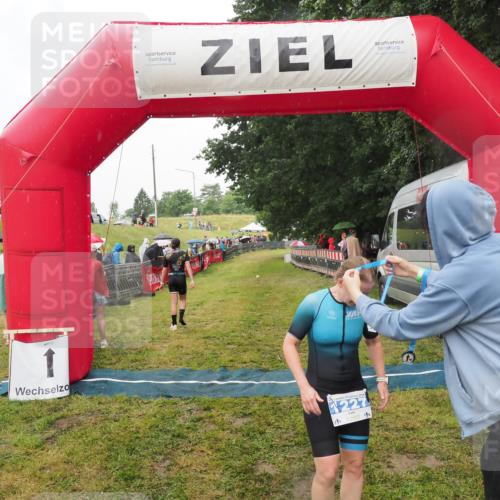 21.06.2025 - 27. Vierlanden-Triathlon MichiJ http://msf.ph/oto/8047555 15.06.2026 14:13:26 Ziel 1227 meine-sportfotos.de