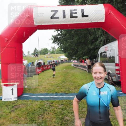 21.06.2025 - 27. Vierlanden-Triathlon MichiJ http://msf.ph/oto/8047561 15.06.2026 14:13:28 Ziel 1227 meine-sportfotos.de