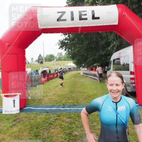 21.06.2025 - 27. Vierlanden-Triathlon MichiJ http://msf.ph/oto/8047563 15.06.2026 14:13:28 Ziel 1227 meine-sportfotos.de