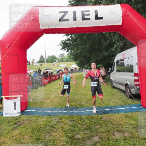 21.06.2025 - 27. Vierlanden-Triathlon MichiJ http://msf.ph/oto/8047575 15.06.2026 14:13:39 Ziel 1254, 1311 meine-sportfotos.de