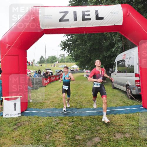 21.06.2025 - 27. Vierlanden-Triathlon MichiJ http://msf.ph/oto/8047577 15.06.2026 14:13:40 Ziel 1254, 1311 meine-sportfotos.de
