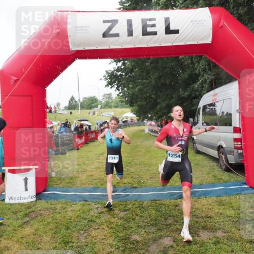21.06.2025 - 27. Vierlanden-Triathlon MichiJ http://msf.ph/oto/8047579 15.06.2026 14:13:40 Ziel 1254, 1311 meine-sportfotos.de