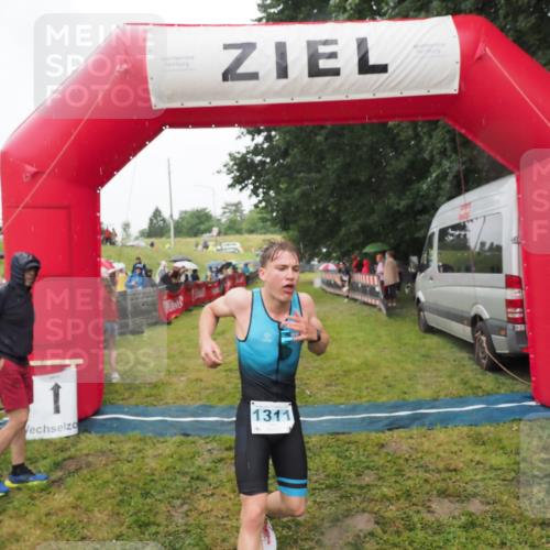 21.06.2025 - 27. Vierlanden-Triathlon MichiJ http://msf.ph/oto/8047585 15.06.2026 14:13:40 Ziel 1254, 1311 meine-sportfotos.de