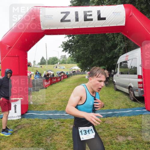 21.06.2025 - 27. Vierlanden-Triathlon MichiJ http://msf.ph/oto/8047590 15.06.2026 14:13:41 Ziel 1254, 1311 meine-sportfotos.de