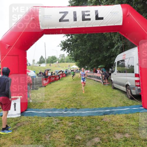 21.06.2025 - 27. Vierlanden-Triathlon MichiJ http://msf.ph/oto/8047601 15.06.2026 14:13:55 Ziel 1284 meine-sportfotos.de