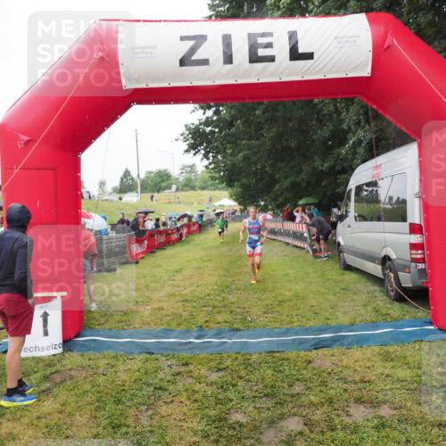 21.06.2025 - 27. Vierlanden-Triathlon MichiJ http://msf.ph/oto/8047603 15.06.2026 14:13:55 Ziel 1284 meine-sportfotos.de