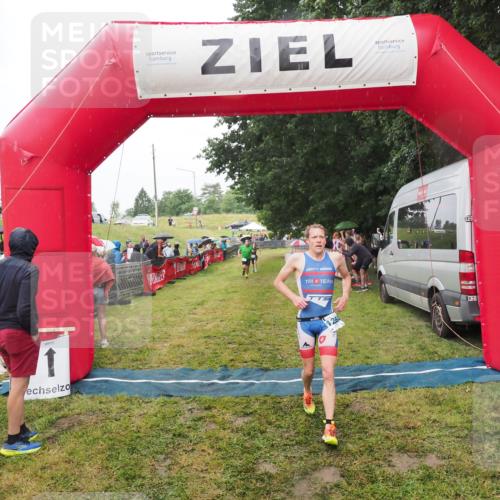 21.06.2025 - 27. Vierlanden-Triathlon MichiJ http://msf.ph/oto/8047620 15.06.2026 14:13:56 Ziel 1284 meine-sportfotos.de