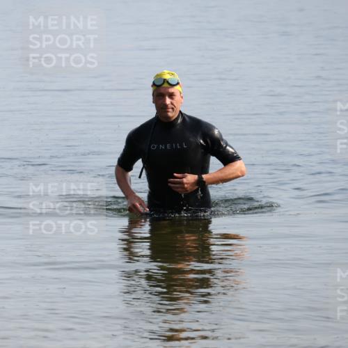 15.06.2025 - 27. Vierlanden-Triathlon Lena Gebhardt http://msf.ph/oto/8047649 15.06.2025 08:51:02 Schwimmen 90 meine-sportfotos.de