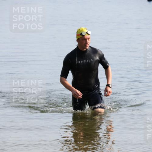 15.06.2025 - 27. Vierlanden-Triathlon Lena Gebhardt http://msf.ph/oto/8047658 15.06.2025 08:51:05 Schwimmen 90 meine-sportfotos.de