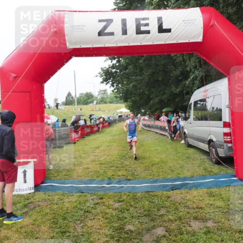 21.06.2025 - 27. Vierlanden-Triathlon MichiJ http://msf.ph/oto/8047662 15.06.2026 14:14:09 Ziel 1280 meine-sportfotos.de
