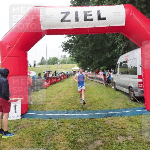 21.06.2025 - 27. Vierlanden-Triathlon MichiJ http://msf.ph/oto/8047672 15.06.2026 14:14:10 Ziel 1280 meine-sportfotos.de