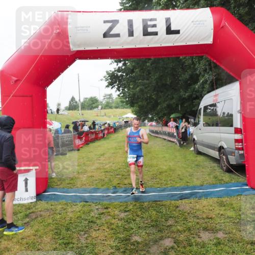 21.06.2025 - 27. Vierlanden-Triathlon MichiJ http://msf.ph/oto/8047679 15.06.2026 14:14:10 Ziel 1280 meine-sportfotos.de