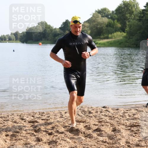 15.06.2025 - 27. Vierlanden-Triathlon Lena Gebhardt http://msf.ph/oto/8047684 15.06.2025 08:51:11 Schwimmen 90 meine-sportfotos.de