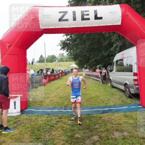 21.06.2025 - 27. Vierlanden-Triathlon MichiJ http://msf.ph/oto/8047685 15.06.2026 14:14:11 Ziel 1280 meine-sportfotos.de