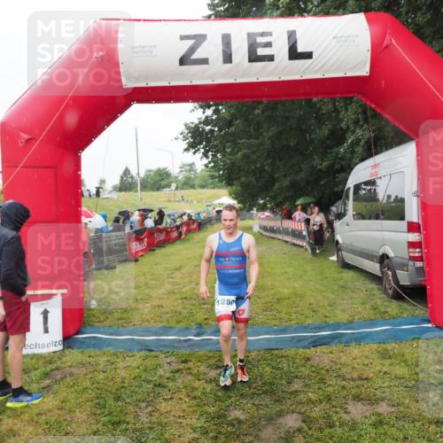 21.06.2025 - 27. Vierlanden-Triathlon MichiJ http://msf.ph/oto/8047689 15.06.2026 14:14:11 Ziel 1280 meine-sportfotos.de