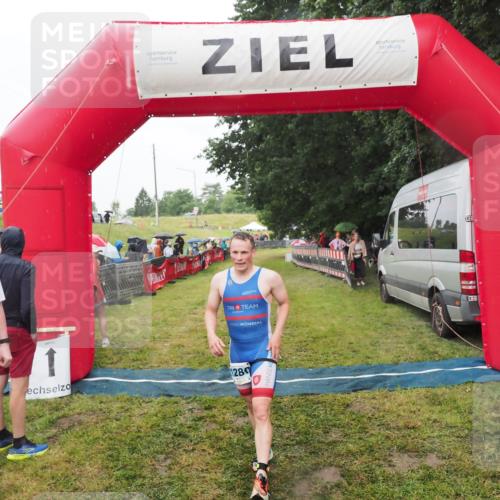 21.06.2025 - 27. Vierlanden-Triathlon MichiJ http://msf.ph/oto/8047696 15.06.2026 14:14:11 Ziel 1280 meine-sportfotos.de