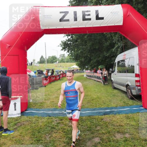 21.06.2025 - 27. Vierlanden-Triathlon MichiJ http://msf.ph/oto/8047698 15.06.2026 14:14:12 Ziel 1280 meine-sportfotos.de