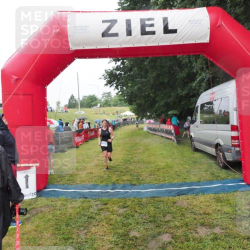 21.06.2025 - 27. Vierlanden-Triathlon MichiJ http://msf.ph/oto/8047700 15.06.2026 14:14:31 Ziel 1167 meine-sportfotos.de