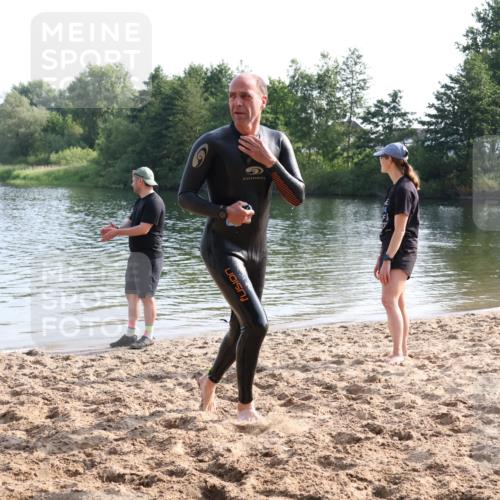 15.06.2025 - 27. Vierlanden-Triathlon Lena Gebhardt http://msf.ph/oto/8047716 15.06.2025 08:52:32 Schwimmen 163 meine-sportfotos.de