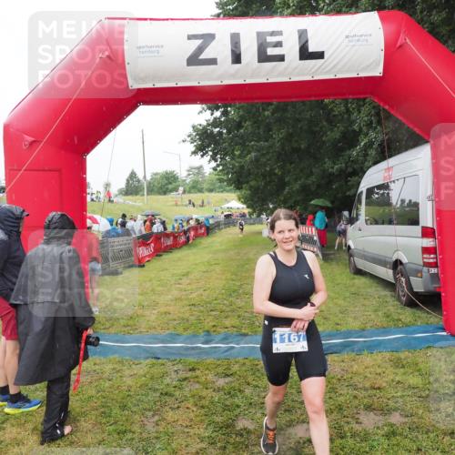 21.06.2025 - 27. Vierlanden-Triathlon MichiJ http://msf.ph/oto/8047726 15.06.2026 14:14:33 Ziel 1167 meine-sportfotos.de
