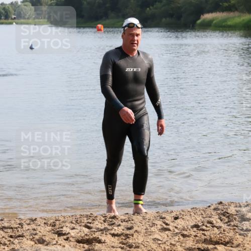 15.06.2025 - 27. Vierlanden-Triathlon Lena Gebhardt http://msf.ph/oto/8047736 15.06.2025 08:52:43 Schwimmen 98, 163, 233 meine-sportfotos.de