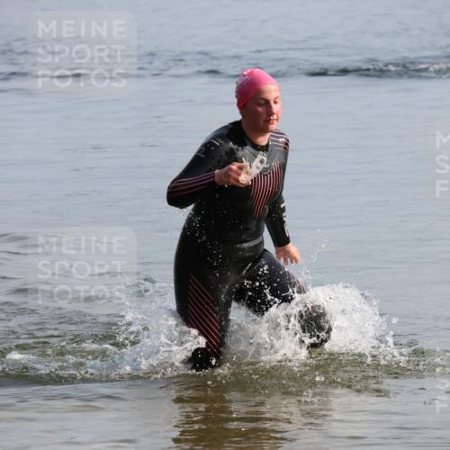15.06.2025 - 27. Vierlanden-Triathlon Lena Gebhardt http://msf.ph/oto/8047739 15.06.2025 08:52:46 Schwimmen 98, 233 meine-sportfotos.de
